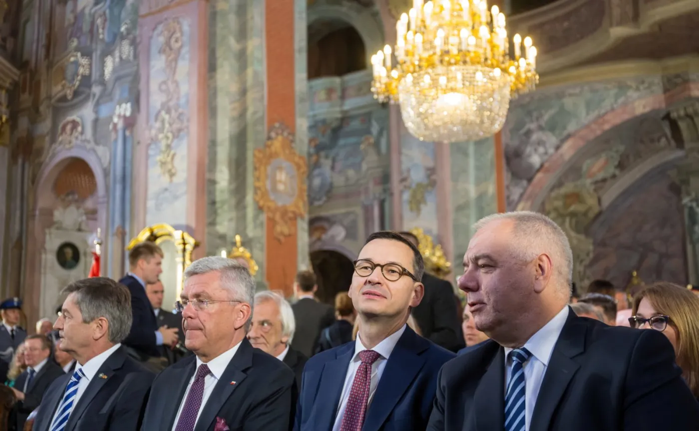 Premier Mateusz Morawiecki (2P) i wiceprezes Rady Ministrów Jacek Sasin (P) oraz marszałkowie Senatu Stanisław Karczewski (2L) i Sejmu Marek Kuchciński (L) wzięli udział we mszy świętej, 30 bm. w Archikatedrze Lubelskiej, w ramach uroczystości związanych z 450. rocznicą zawarcia porozumienia pomiędzy stanami Korony Królestwa Polskiego i Wielkiego Księstwa Litewskiego