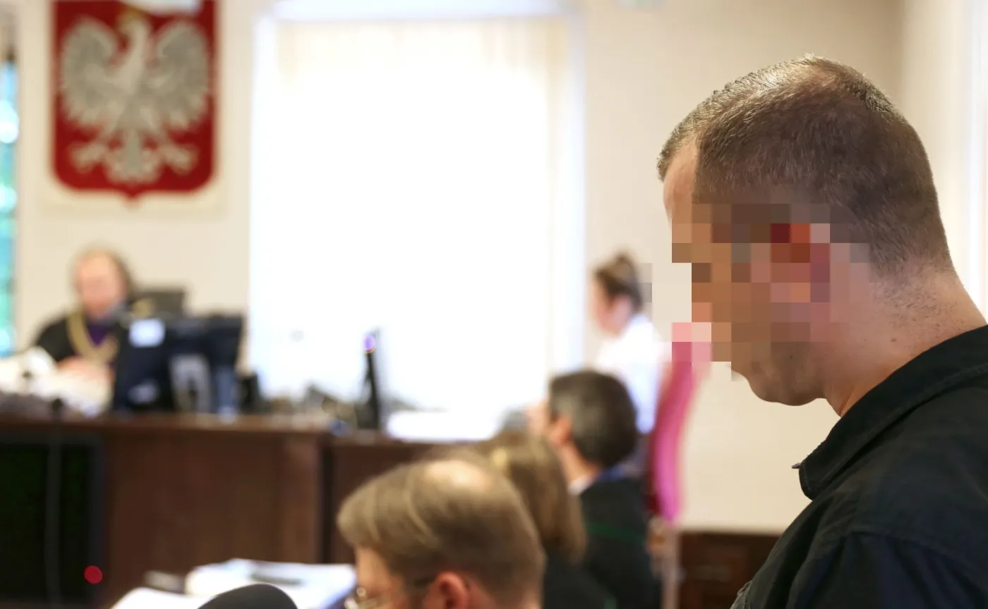  Jeden z oskarżonych Mateusz S. (P) na sali sądowej. Przed Sądem Rejonowym w Wodzisławiu Śląskim ruszył 1 bm. proces sześciu osób, oskarżonych o udział w obchodach "urodzin Hitlera" w 2017 r. i propagowanie nazistowskiego ustroju państwa