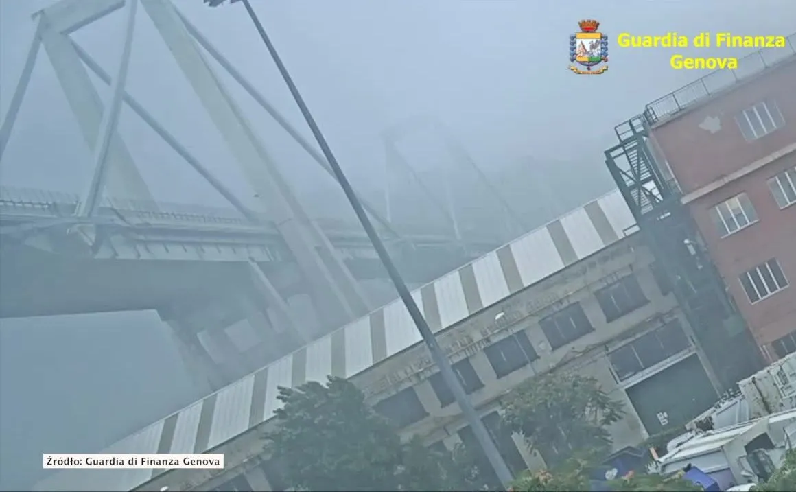 Moment zawalenia się wiaduktu w Genui