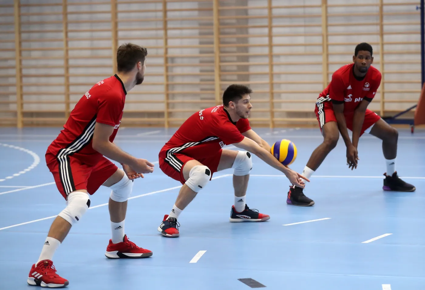 Siatkarze reprezentacji Polski (od lewej): Grzegorz Kubiak, Aleksander Śliwka i Wilfredo Leon, podczas treningu kadry w Zakopanem