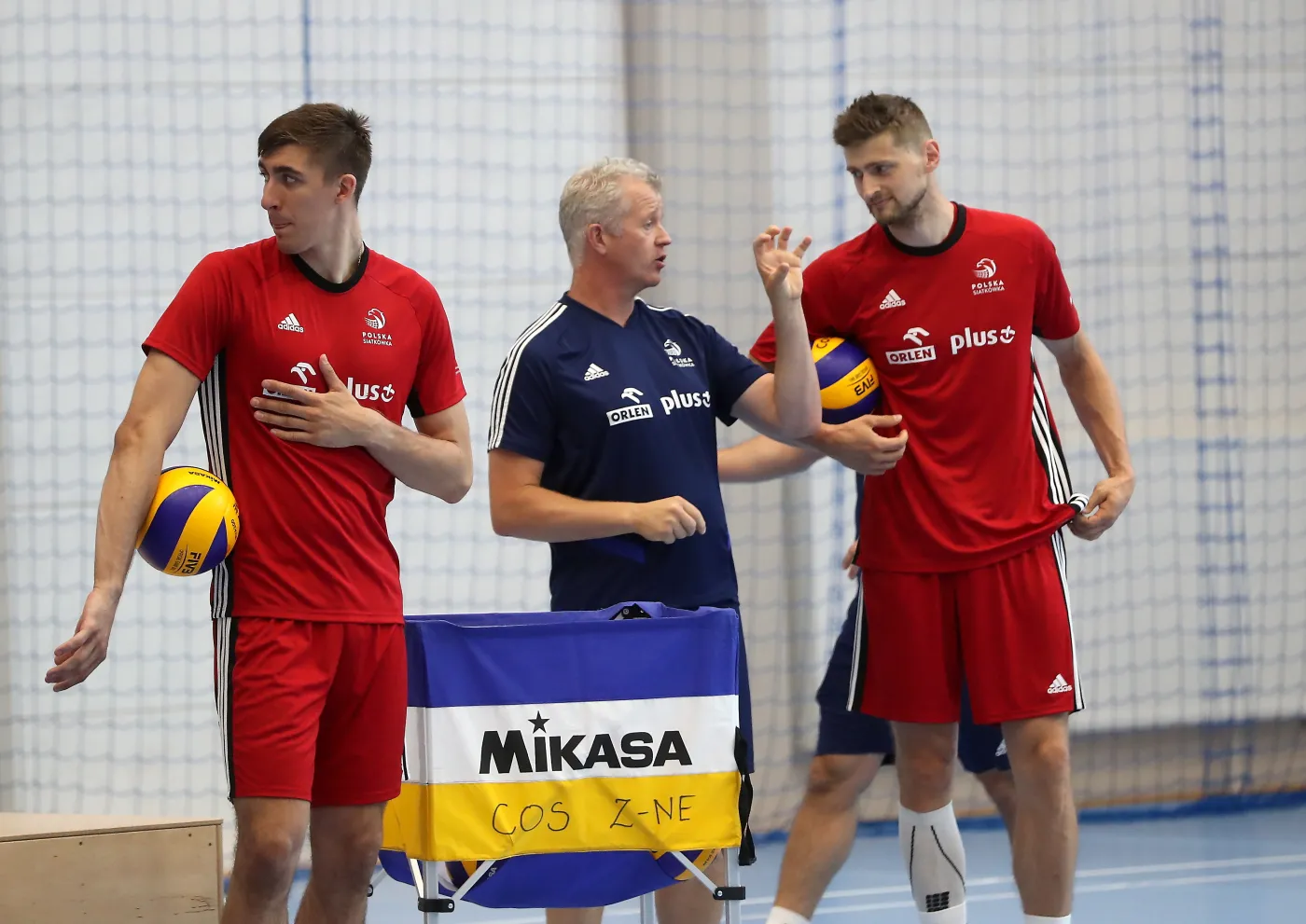 Siatkarze reprezentacji Polski Łukasz Kaczmarek (L) i Piotr Nowakowski (P) oraz selekcjoner kadry Vital Heynen (C)