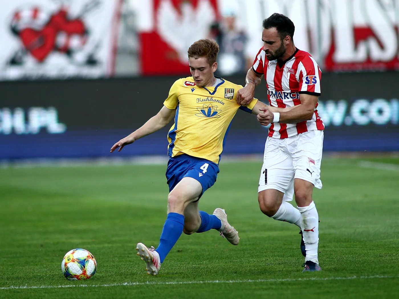 Piłkarz Cracovii Rafael Lopes (P) i Connor Ronan (L) z FC DAC 1904 Dunajska Streda