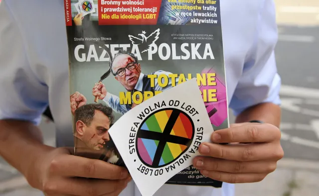 Sąd nakazuje wycofanie naklejek "Strefa wolna od LGBT". Wydawca zaskarży tę decyzję