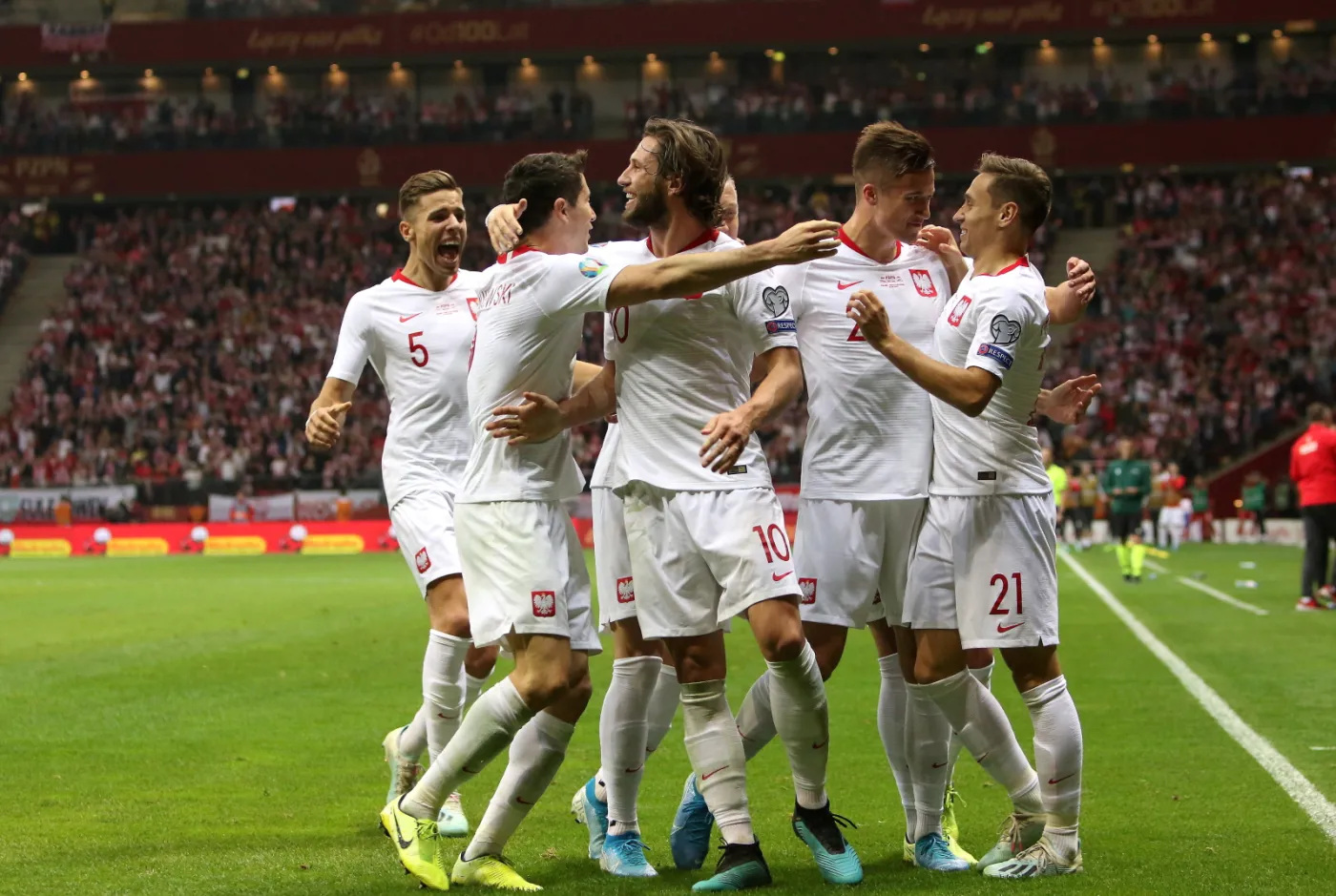 Piłkarze reprezentacji Polski cieszą się z gola Przemysława Frankowskiego