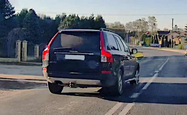 Policja w szoku. Kobieta jechała pijana z synem w Volvo bez przedniej opony