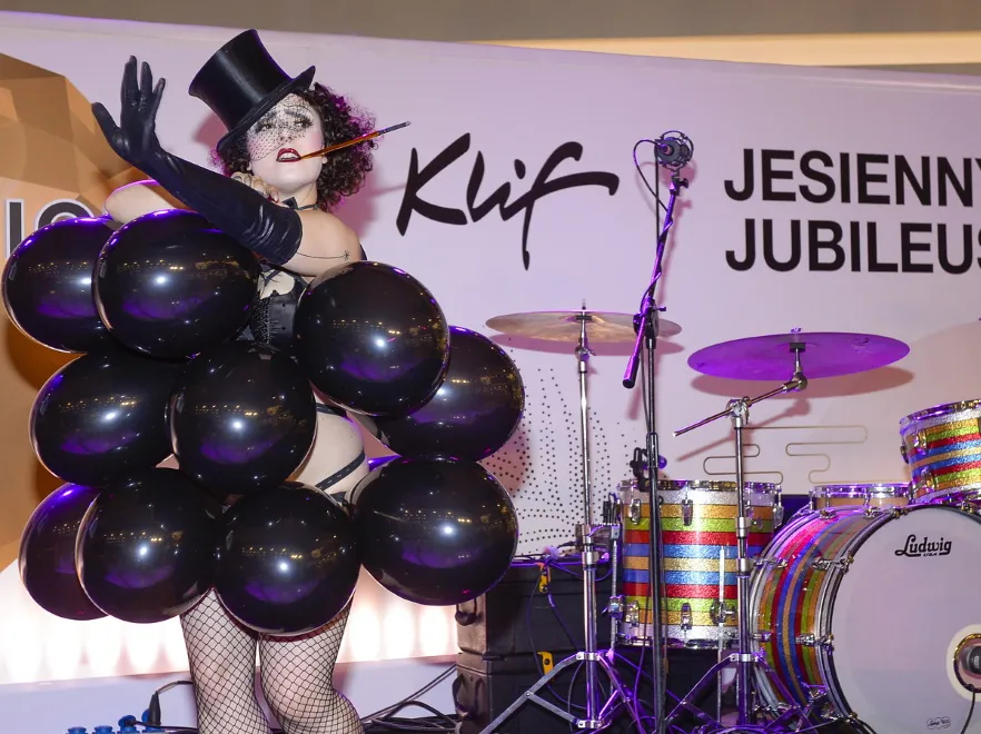 Nie za ostro...? "Odrobinę" wulgarny pokaz burleski na imprezie warszawskiego centrum handlowego. FOTO