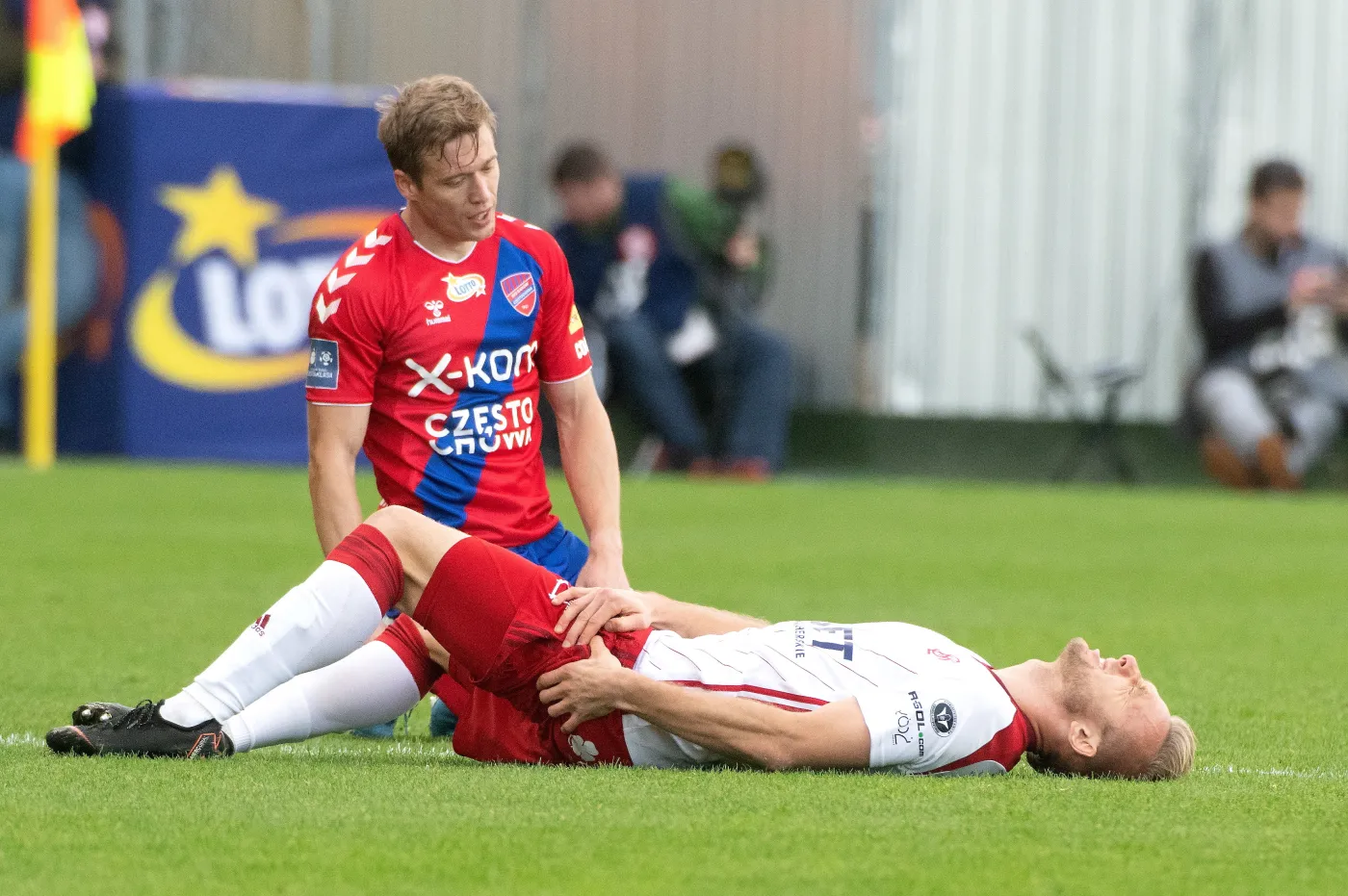 Zawodnik ŁKS Łódź Jan Grzesik (dół) i Piotr Malinowski (góra) z Rakowa Częstochowa podczas meczu 13. kolejki piłkarskiej Ekstraklasy