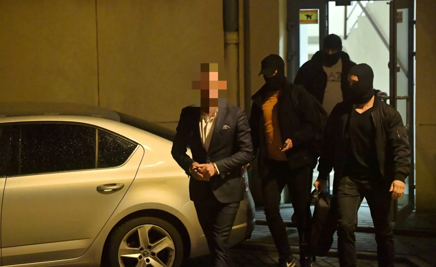 Były burmistrz dzielnicy Włochy, Artur W. przed siedzibą prokuratury Okręgowej