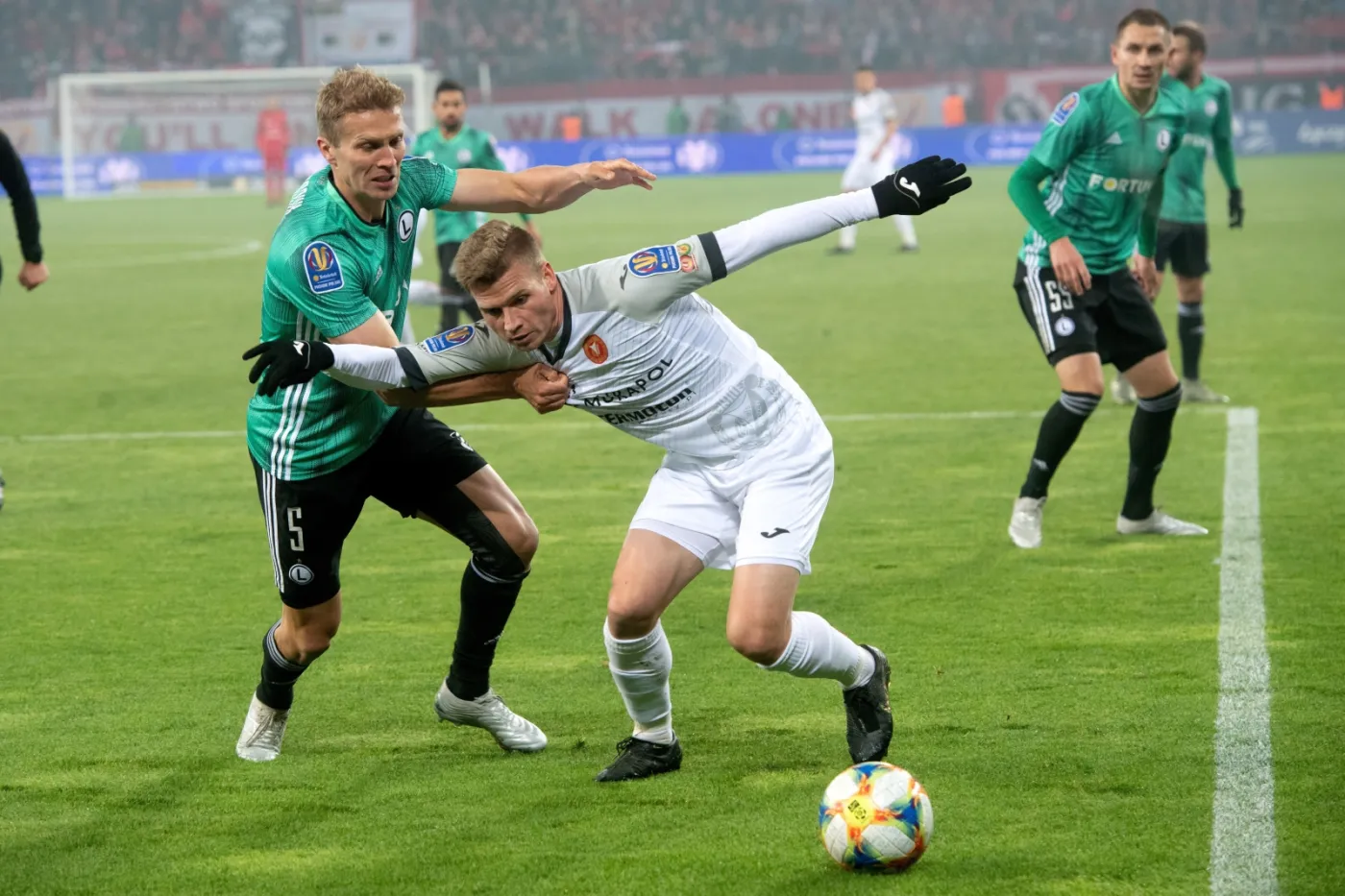 Piłkarz Widzewa Łódź Przemysław Kita (C) oraz Igor Lewczuk (L) i Artur Jędrzejczyk (P) z Legii Warszawa podczas meczu 1/16 finału Pucharu Polski
