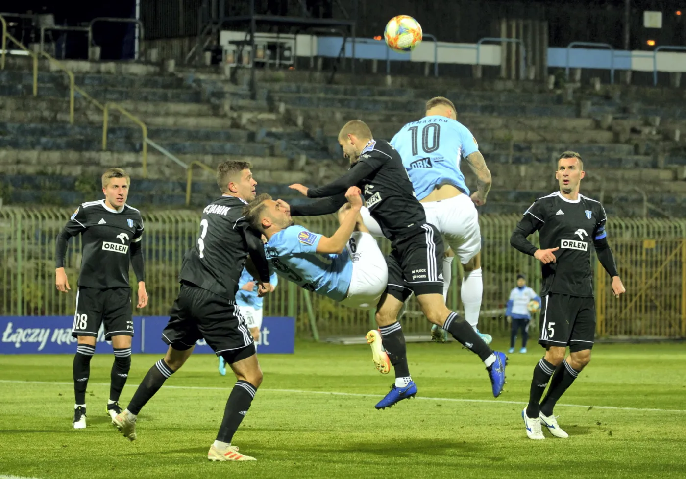 Piłkarze Stomilu Olsztyn Szymon Sobczak (3L) i Artur Siemaszko (2P) oraz Maciej Ambrosiewicz (L), Michał Marcjanik (2L), Patryk Stępiński (3P) i Bartłomiej Sielewski (P) z Wisły Płock podczas meczu 1/16 finału Pucharu Polski