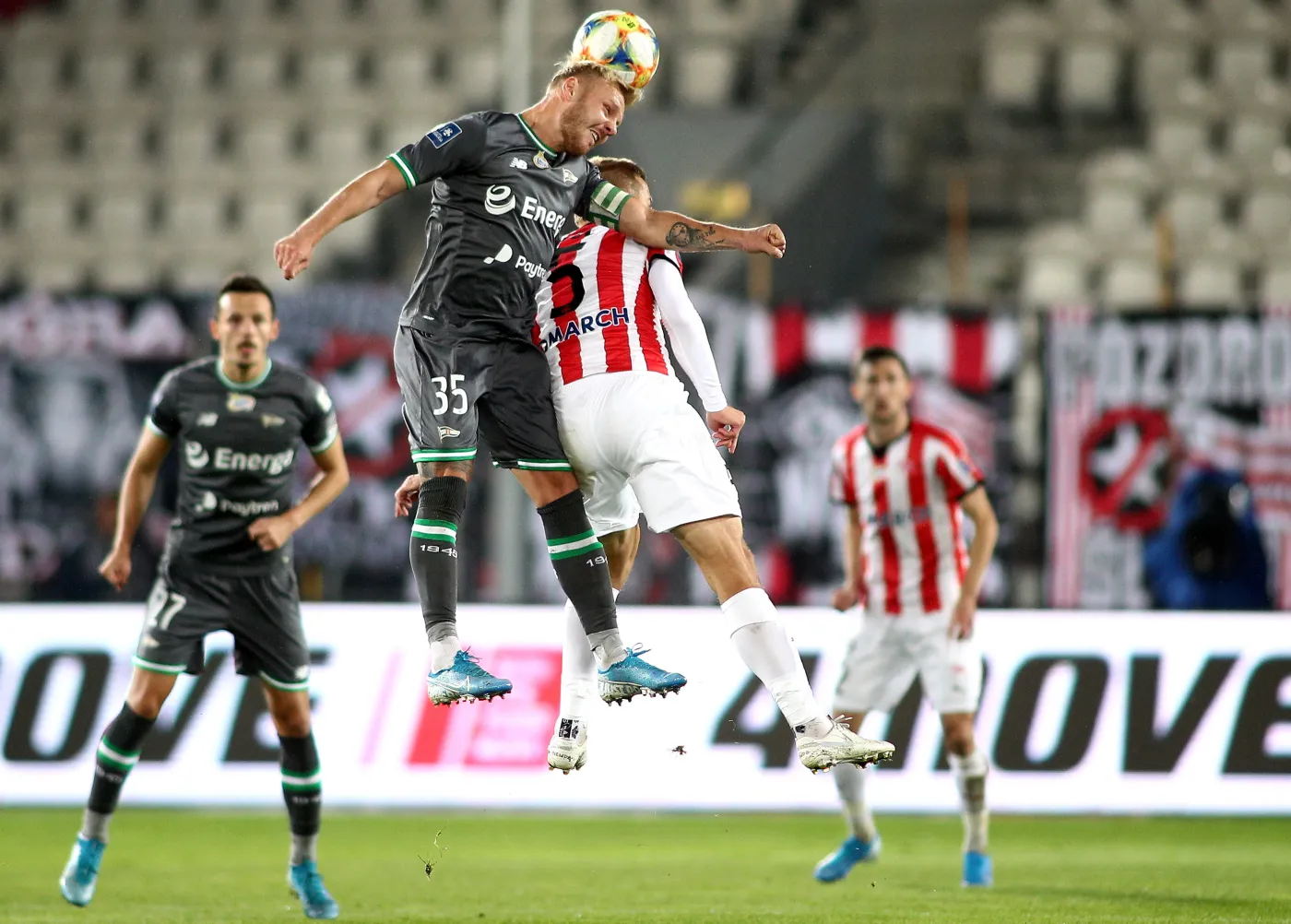 Piłkarz Cracovii Janusz Gol (P) i Daniel Łukasik (L) z Lechii Gdańsk podczas meczu Ekstraklasy
