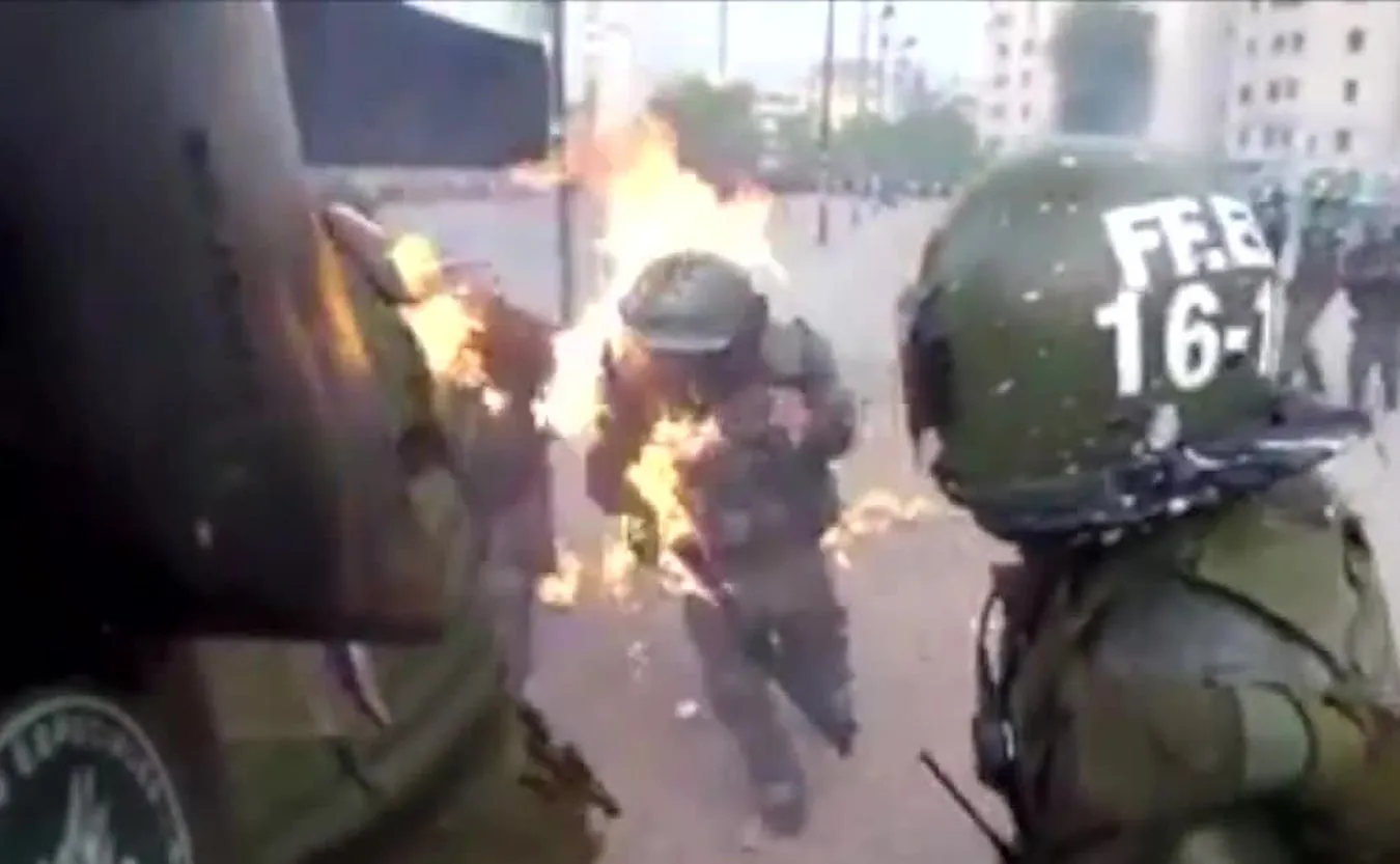 Dantejskie sceny w Chile. Policjantki w ogniu po wybuchu koktajlu Mołotowa [WIDEO]