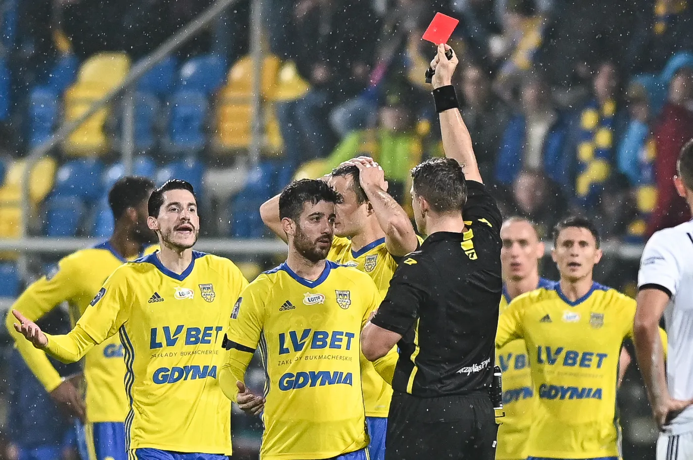 Nando Garcia (ukarany czerwoną kartką)