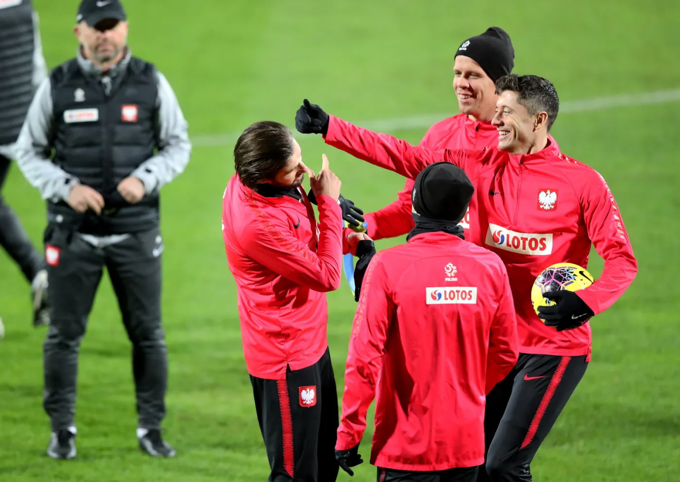 Piłkarze reprezentacji Polski: Grzegorz Krychowiak (L), Robert Lewandowski (P) i bramkarz Wojciech Szczęsny (tył), podczas treningu kadry w Warszawie