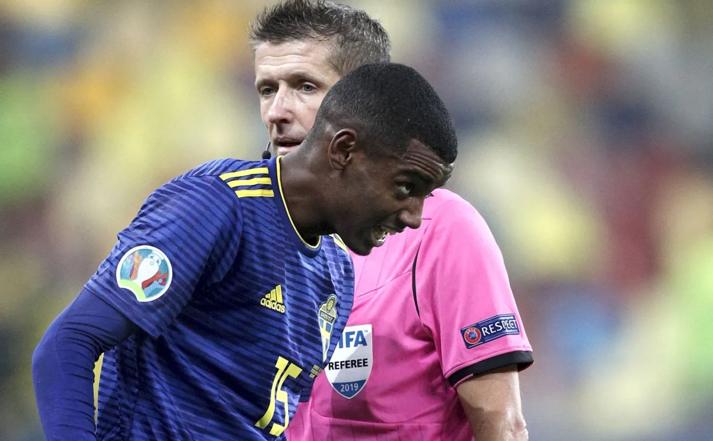 Alexander Isak i sędzia Daniele Orsato