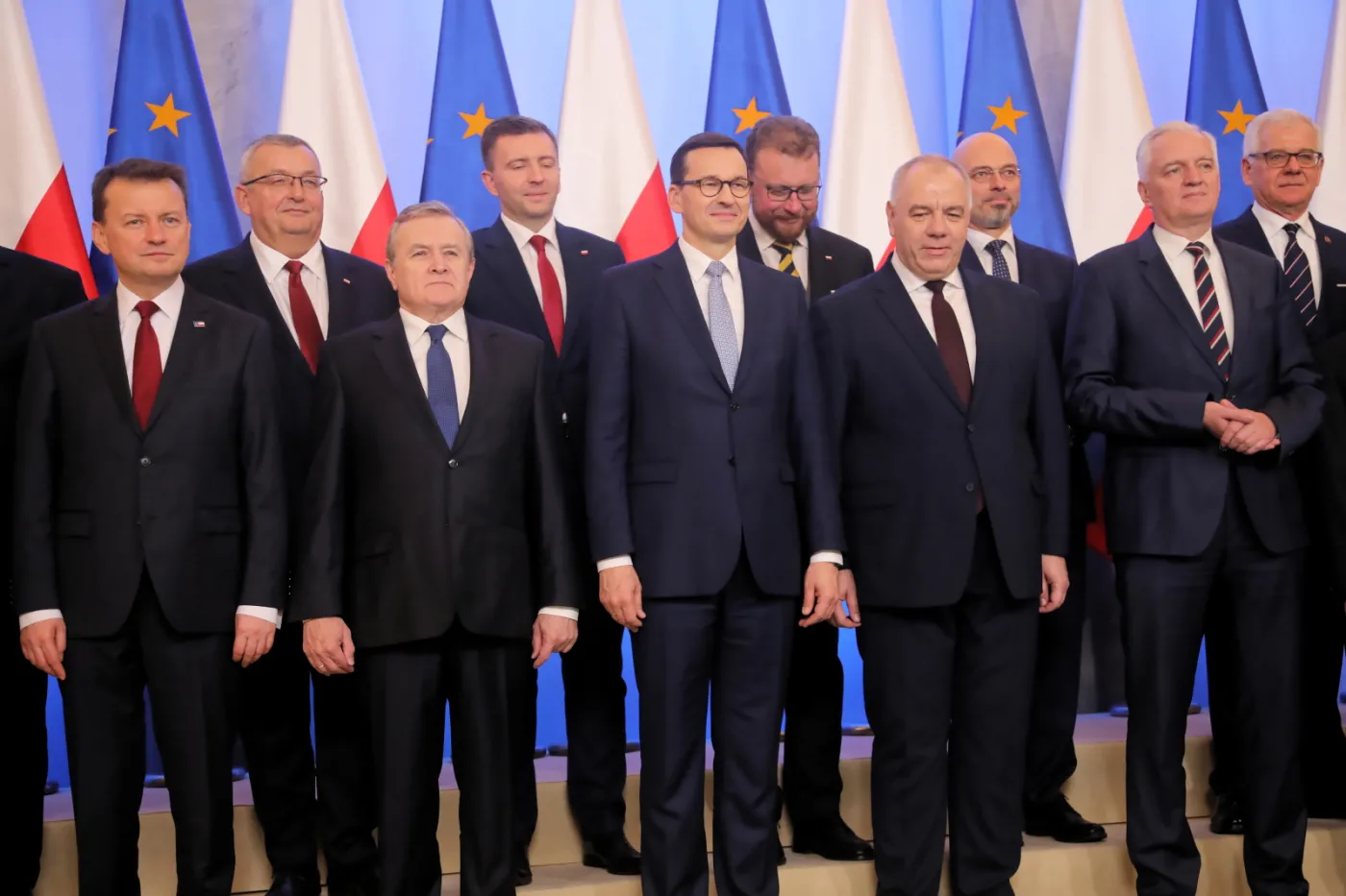 Zdjęcie grupowe Rady Ministrów, przed pierwszym posiedzeniem nowego rządu, 15 bm. Pierwszy rząd, od lewej: minister obrony Mariusz Błaszczak, wicepremier Piotr Gliński, premier Mateusz Morawiecki, minister aktywów państwowych Jacek Sasin, wicepremier Jarosław Gowin; za nimi, od lewej: minister infrastruktury Andrzej Adamczyk, Łukasz Schreiber, minister - członek Rady Ministrów Łukasz Szumowski, minister klimatu Michał Kurtyka i minister spraw zagranicznych Jacek Czaputowicz