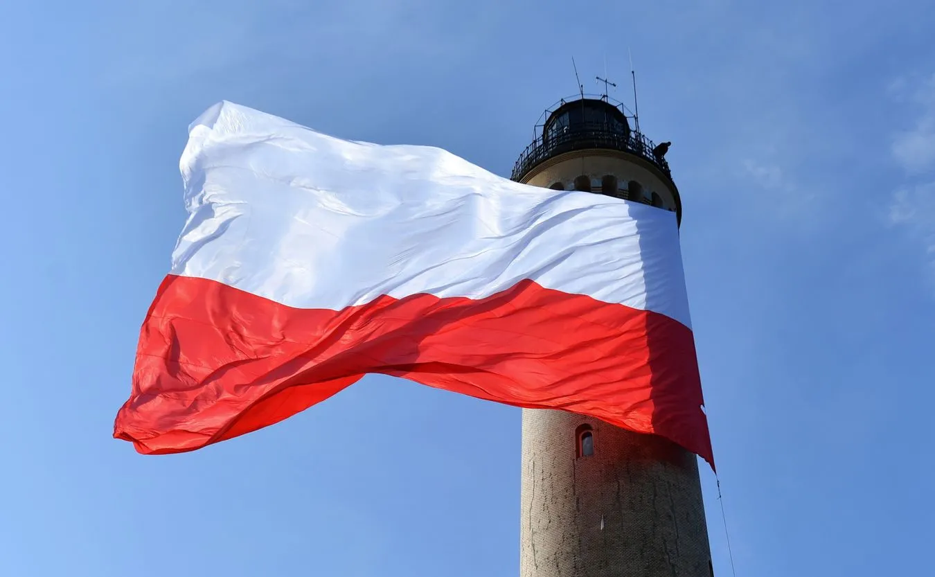 Flaga o powierzchni blisko 400 m kw. zawisła na latarni morskiej w Świnoujściu [WIDEO]