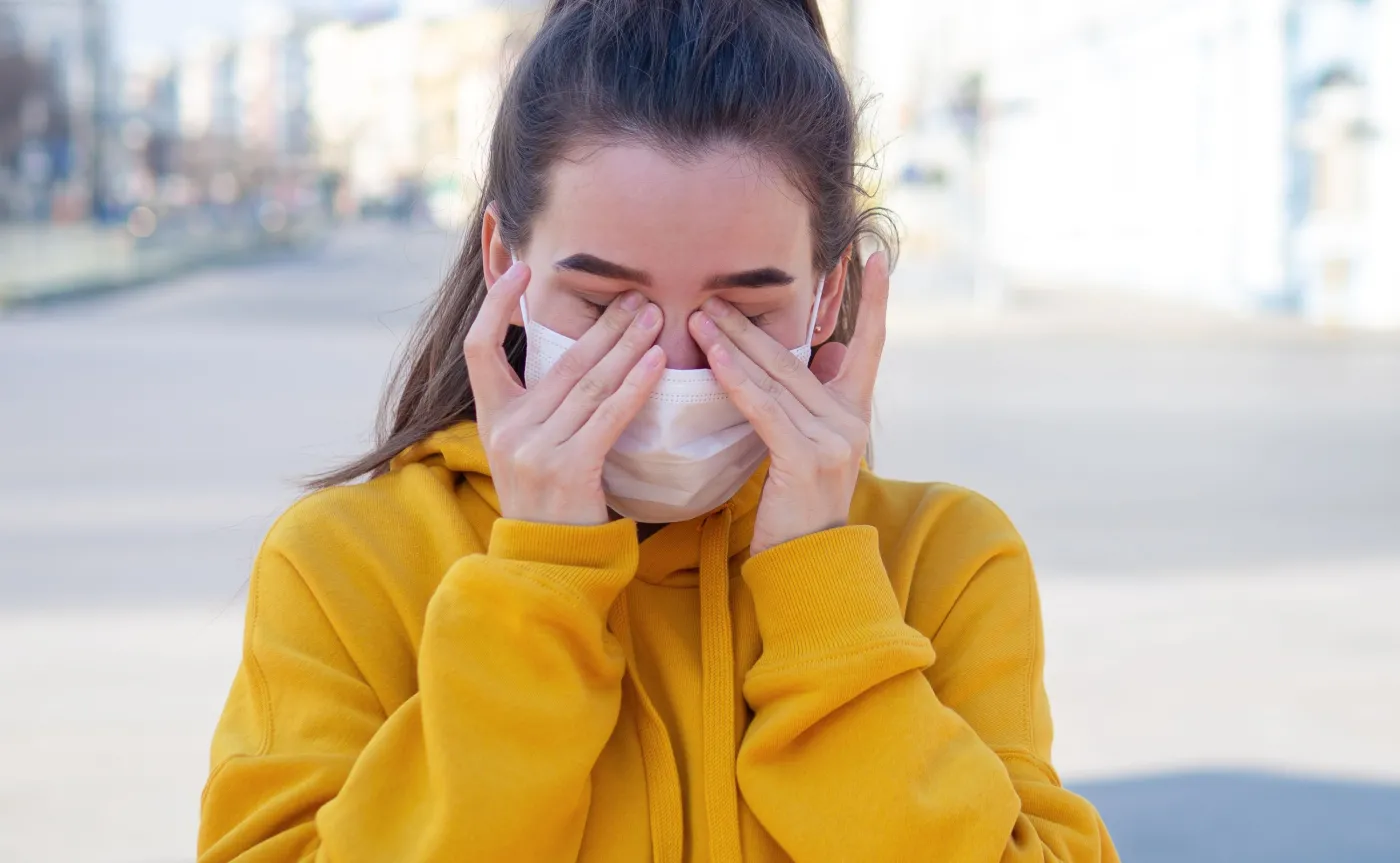 Jak podczas alergii poradzić sobie z łzawiącymi i swędzącymi oczami?