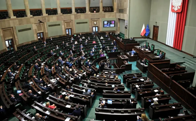 Ustawa o wyborach z podpisem prezydenta. W środę decyzja w sprawie daty głosowania