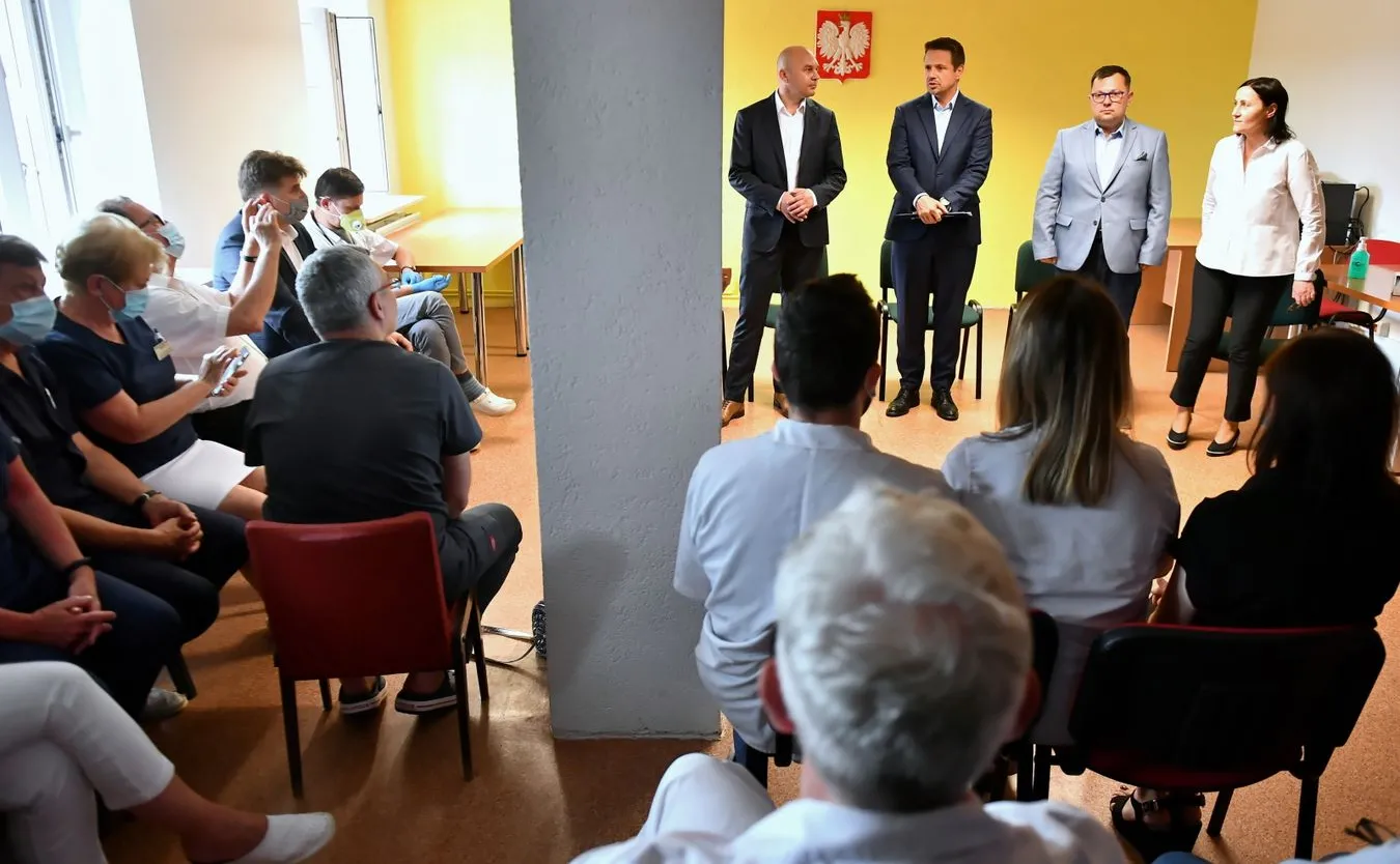 Trzaskowski krytykuje rząd i apeluje do Morawieckiego: Niech się pan zabierze za służbę zdrowia