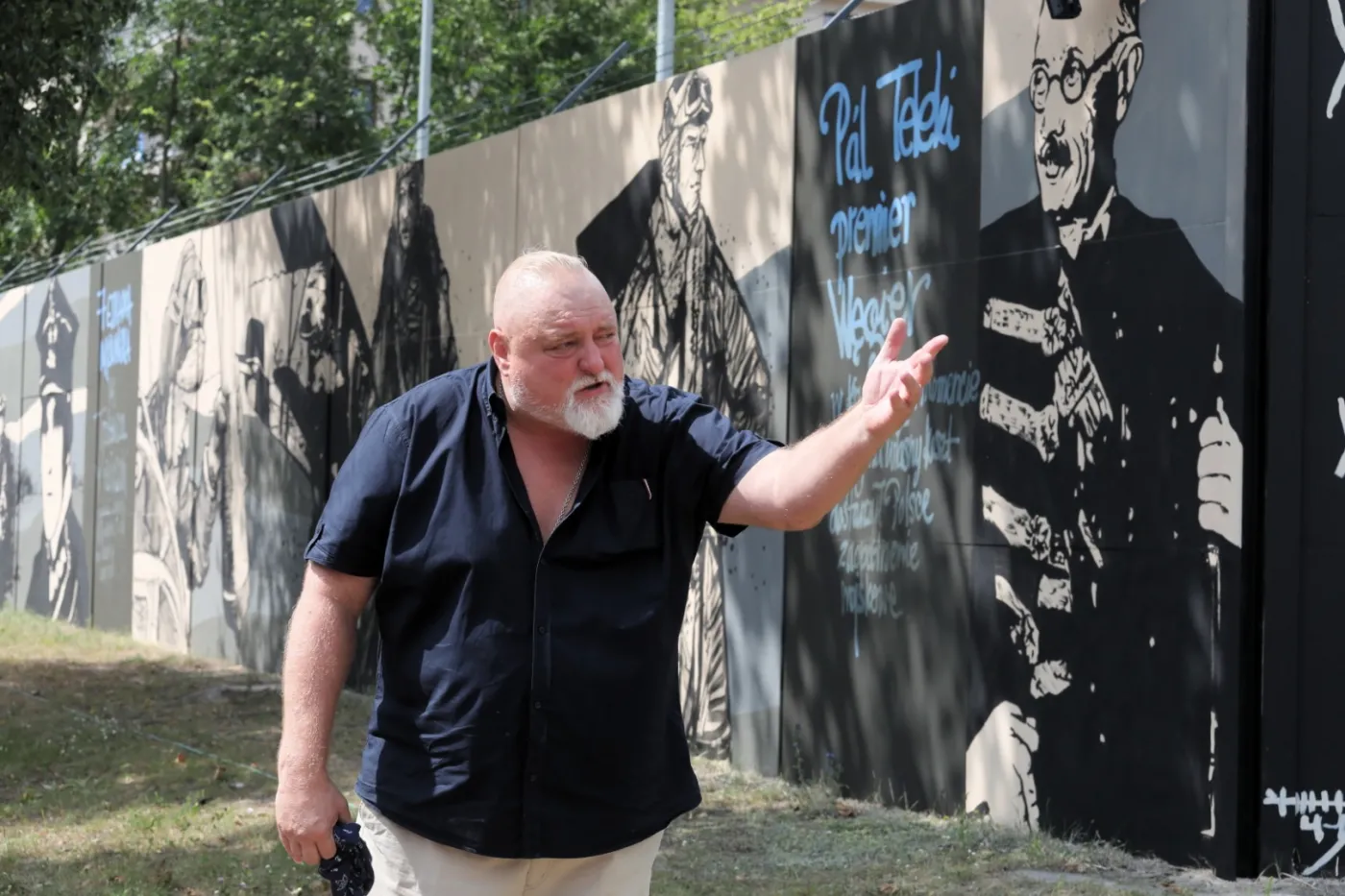 rafal-roskowinski-przy-muralu-28136527.jpg
