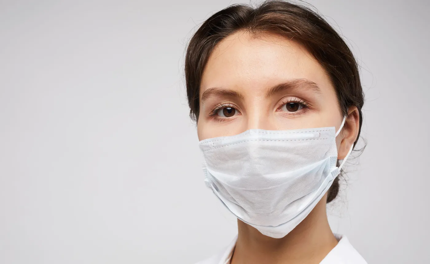 Kobieta w maseczce higienicznej