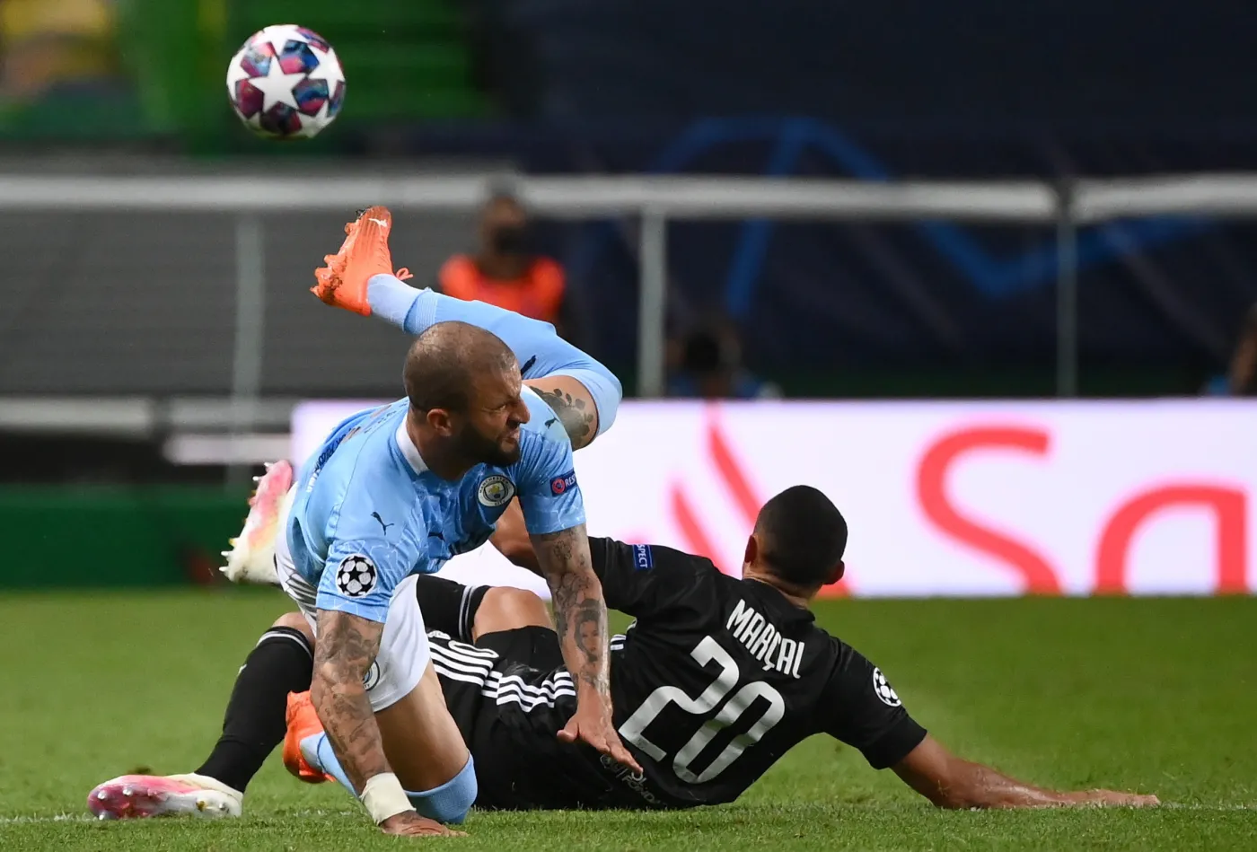 Sensacja w Lidze Mistrzów! "Kopciuszek" z Lyonu pokonał "gigantów" z Manchesteru