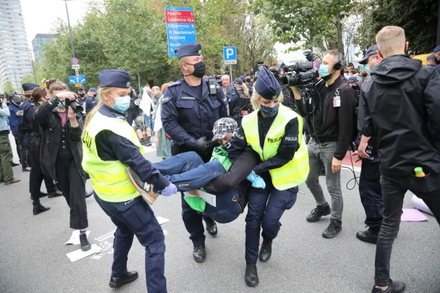Aktywiści na ulicach w centrum Warszawy. Policja wkroczyła do akcji