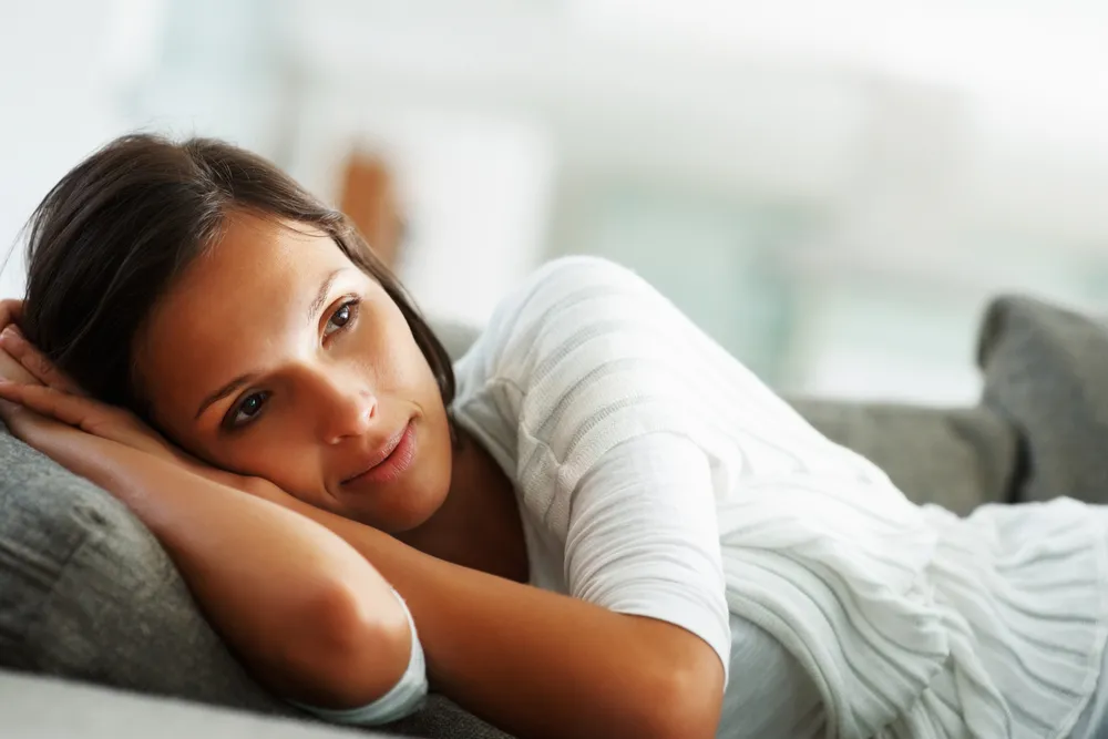 Kobieta zatopiona w marzeniach