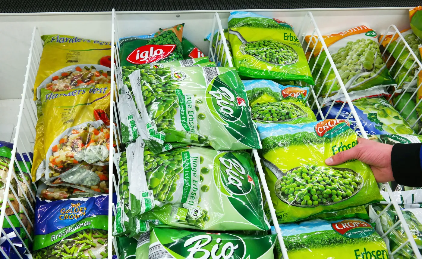 Paczki z mrożonkami w lodówce