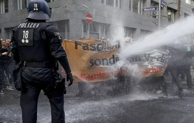 Policja kontra koronasceptycy. W Niemczech poszły w ruch armatki wodne
