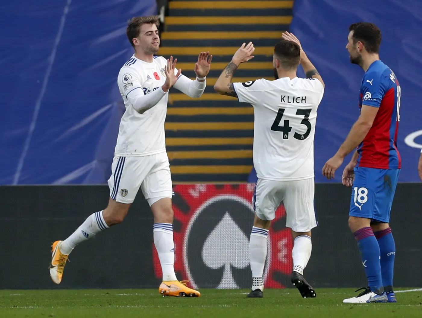 Asysta Klicha w Leeds z Crystal Palace. Pierwszy gol Cavaniego dla Man Utd