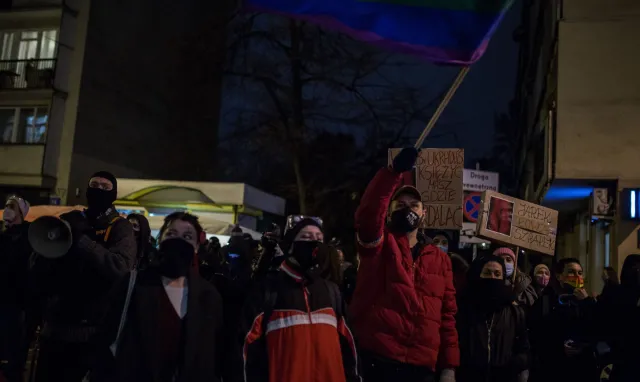 Protest w stolicy. Fotoreporterka z zarzutem naruszenia nietykalności policjanta [WIDEO]
