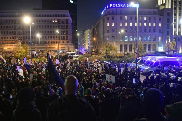 Starcia przed siedzibą TVP. Policjanci użyli gazu, wśród ofiar posłanka Lewicy [WIDEO]