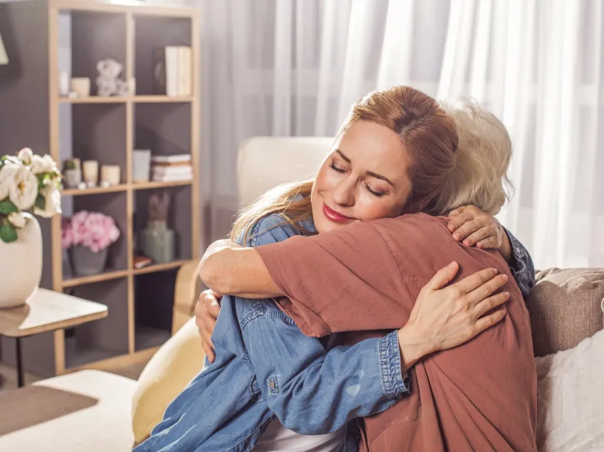 Czułe powitanie córki z matką