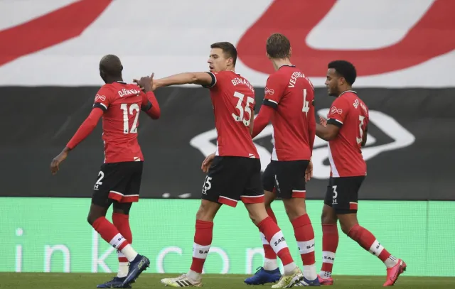 Premier League: Gol Bednarka nie pomógł "Świętym". Bez bramek w hicie