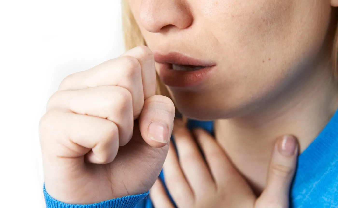 Chora kobieta kaszle, infekcja