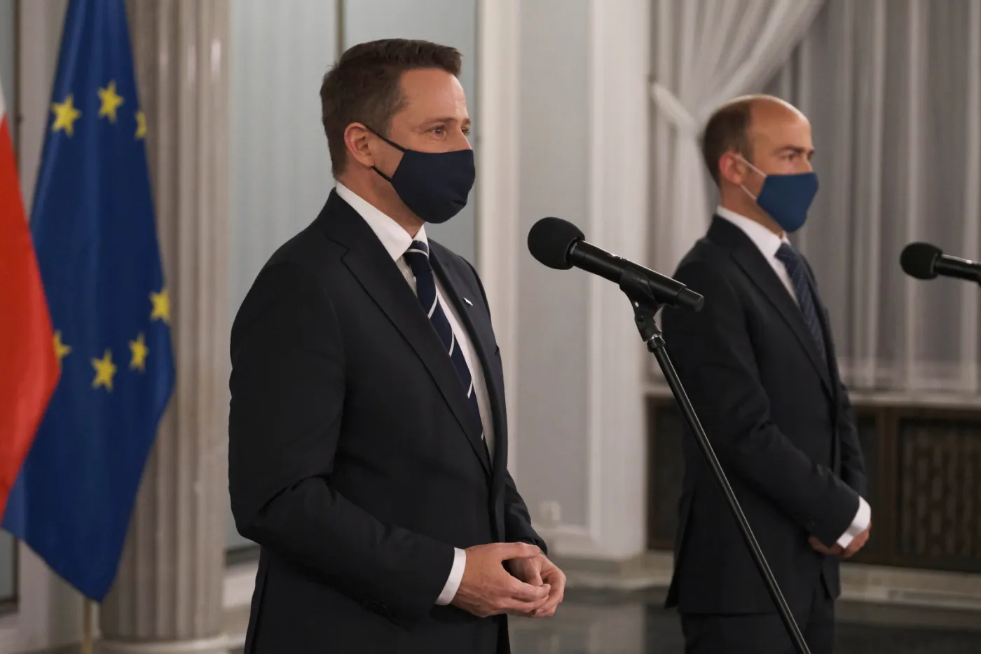 Trzaskowski i Budka wzywają Morawieckiego, by przeprosił Polaków. "Centymetry od katastrofy"