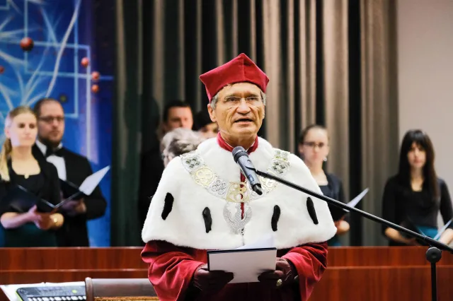 Rektor WUM: Moje odejście wpisałoby się tylko w narrację polityczną [WYWIAD]