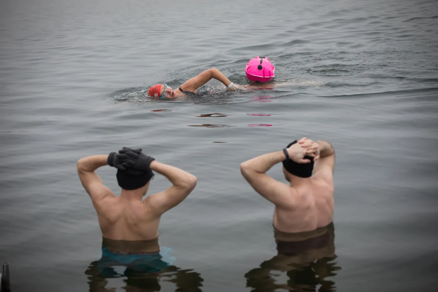 Morsowanie na fali. TOP 5 miejsc na zimową kąpiel