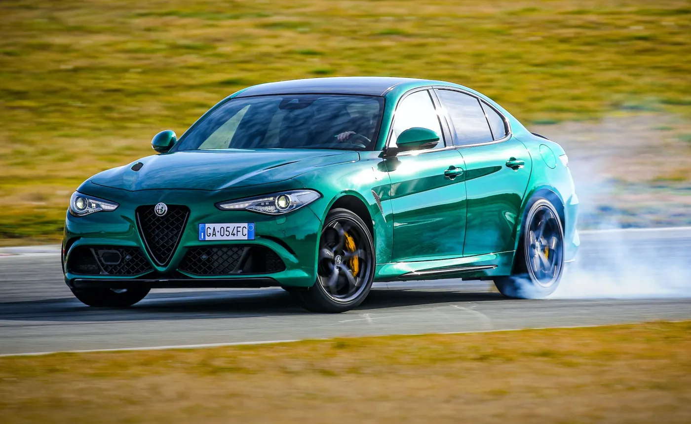 alfa-romeo-giulia-quadrifoglio-37038771.jpg