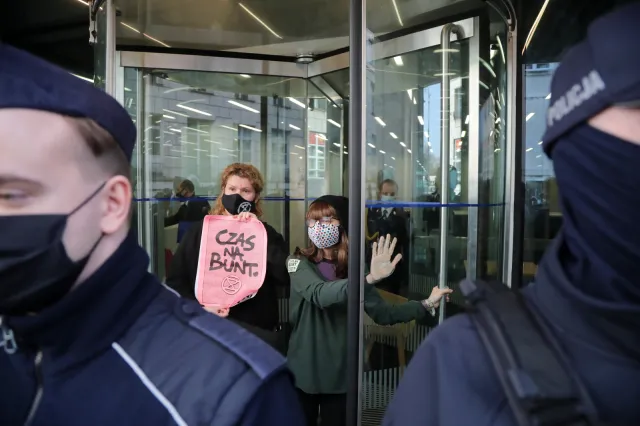 Protest ekologów przed Sejmem. Aktywistka przykleiła się do drzwi