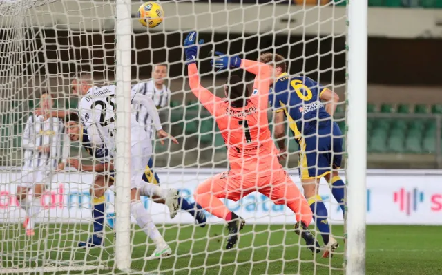 Szczęsny stracił punkty w Veronie, a Skorupski obronił rzut karny z Lazio