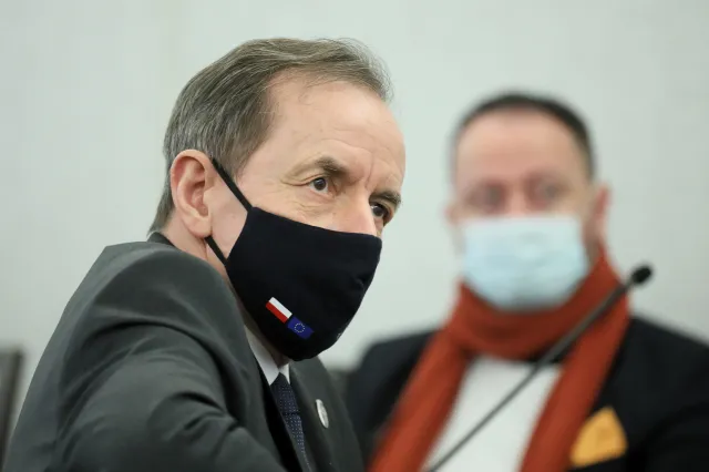 NFZ zaleca ograniczyć planowe zabiegi. "Oni mają krew na rękach"