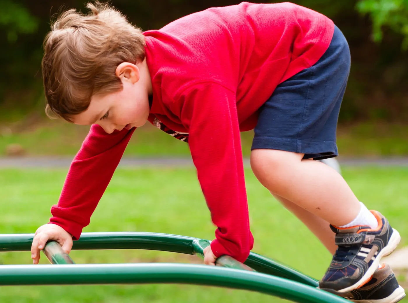 dziecko spacer ćwiczenian plac zabaw