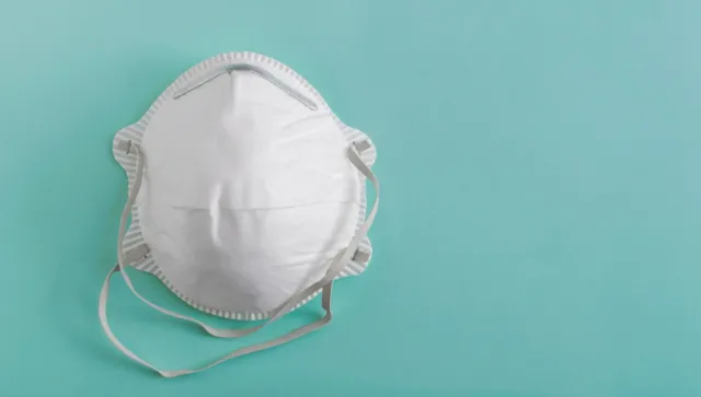 "Niektóre mogą nam służyć nawet kilkadziesiąt miesięcy". Jaka maseczka najlepsza?