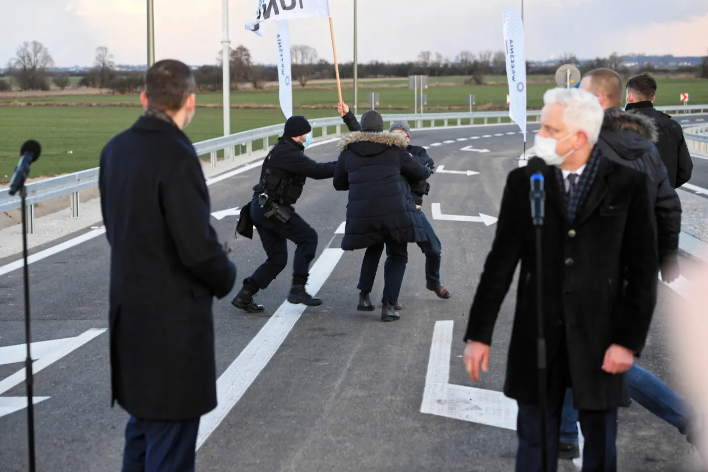 Protest Agrounii zakłócił wizytę premiera. Tusk kpi z Morawieckiego [WIDEO]