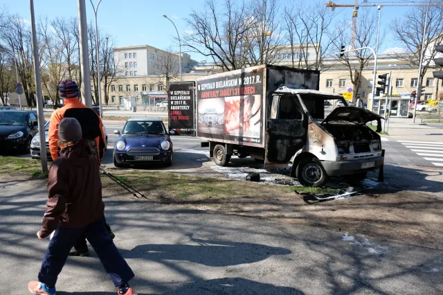 Pożar antyaborcyjnej furgonetki w Warszawie. Policja sprawdza, czy to podpalenie