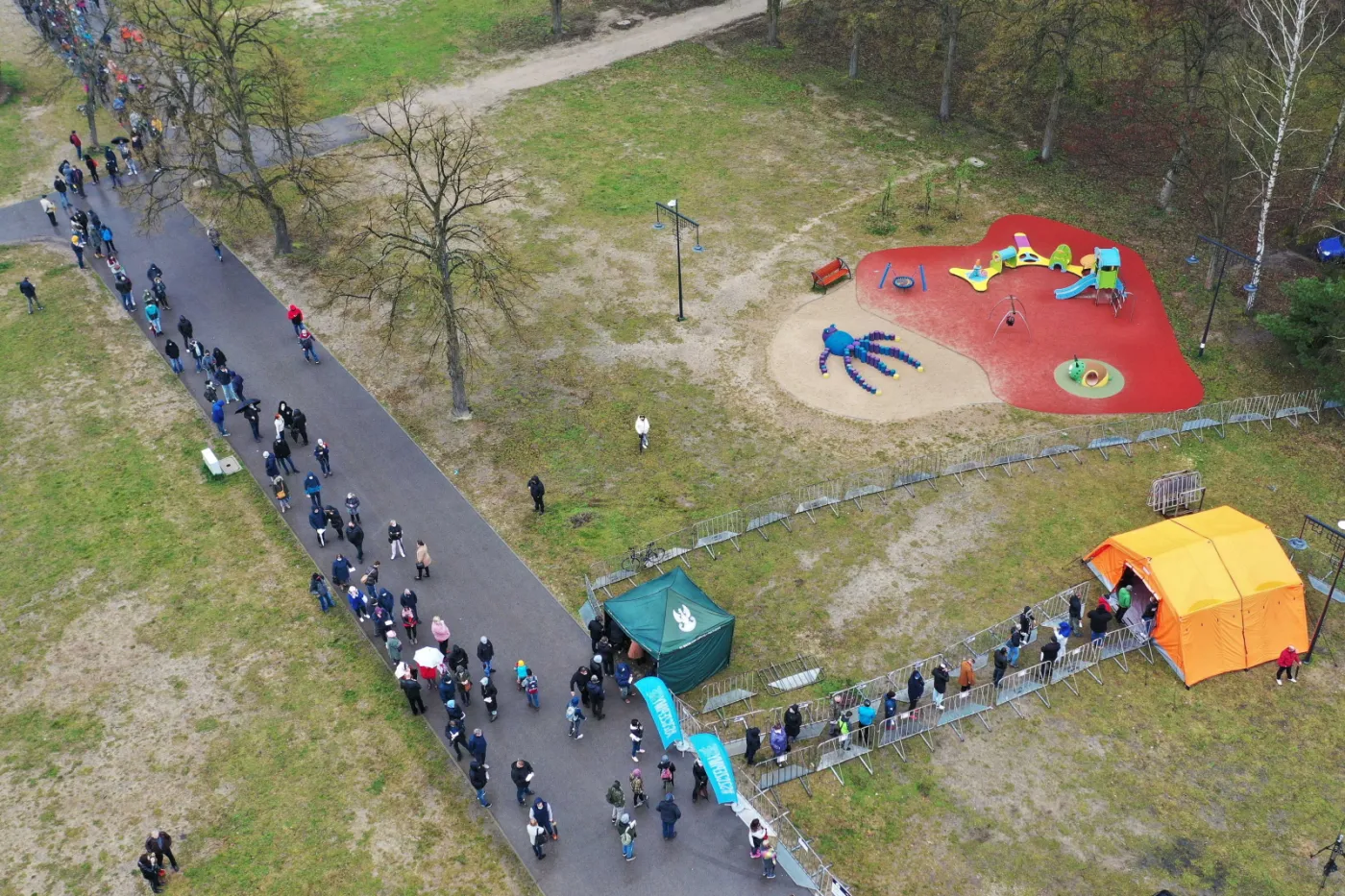 Tasiemcowe kolejki do mobilnych punktów szczepień. Szef KPRM zapowiada interwencję