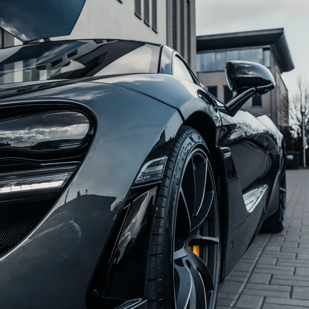 hubert-hurkacz-i-mclaren-720s-37124577.png